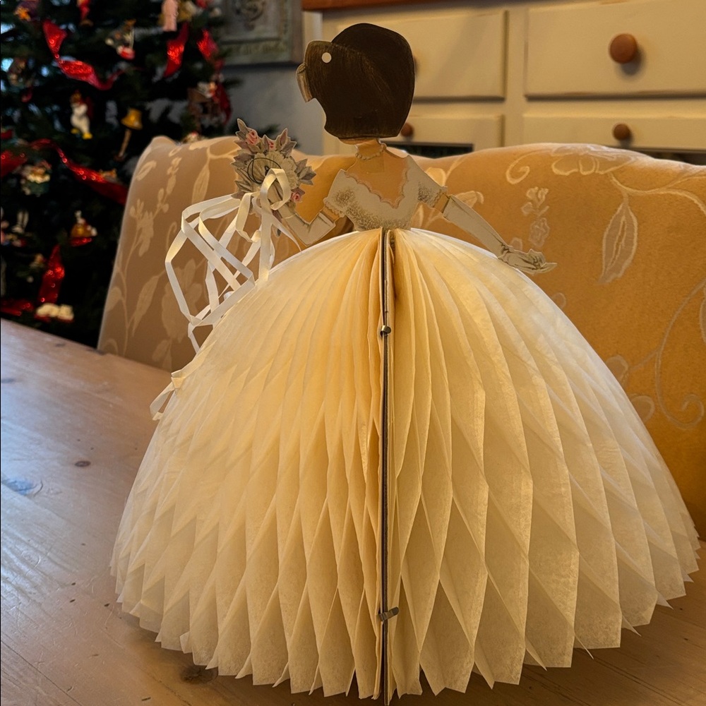 Vintage Hallmark Bride Centerpiece - Picture 5 of 14